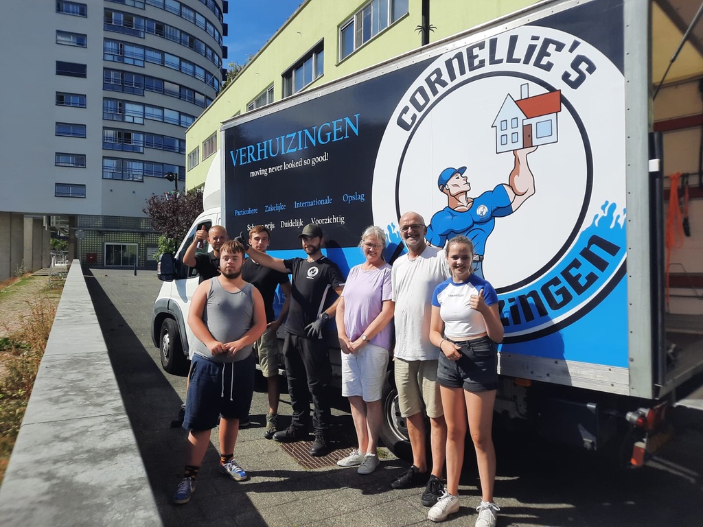 Cornellies team samen met tevreden klanten na verhuizing