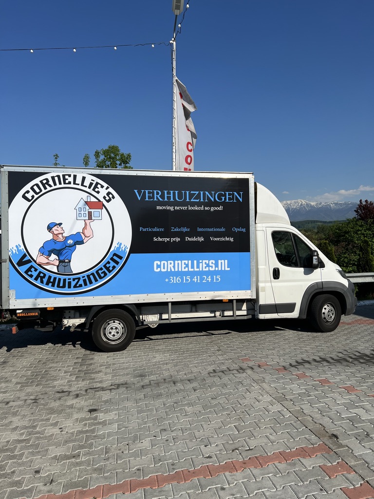 Cornellies verhuiswagen met bergen op de achtergrond