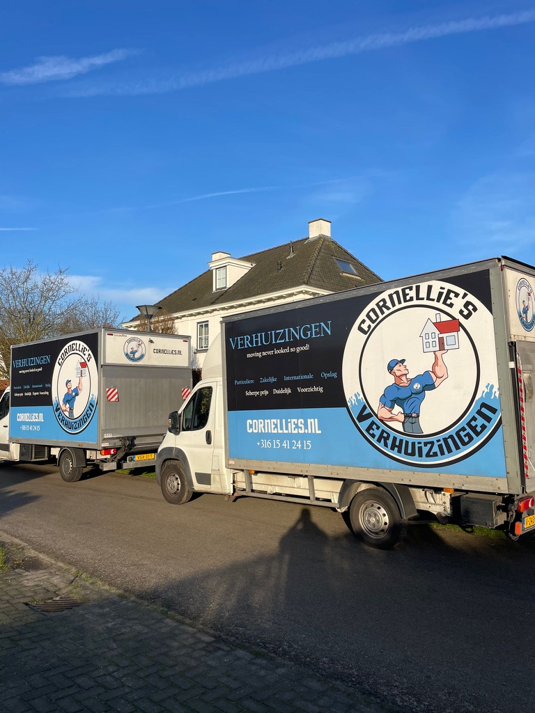 Twee Cornellies verhuiswagens voor een woning