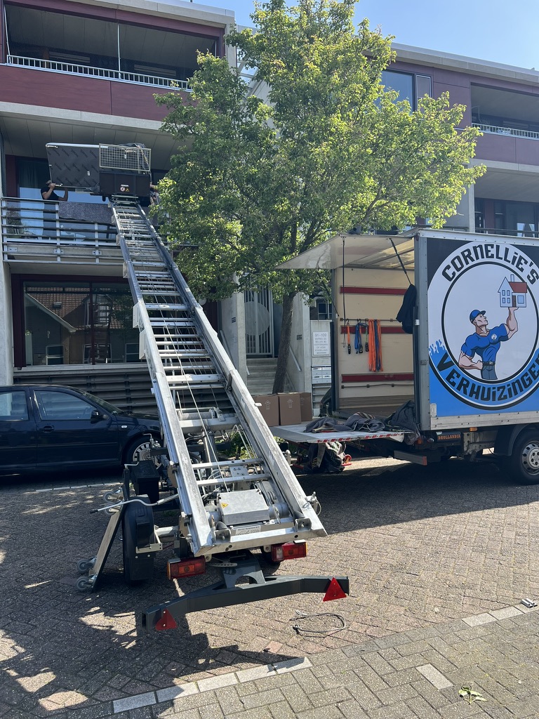 Verhuislift omhoog bij appartementencomplex